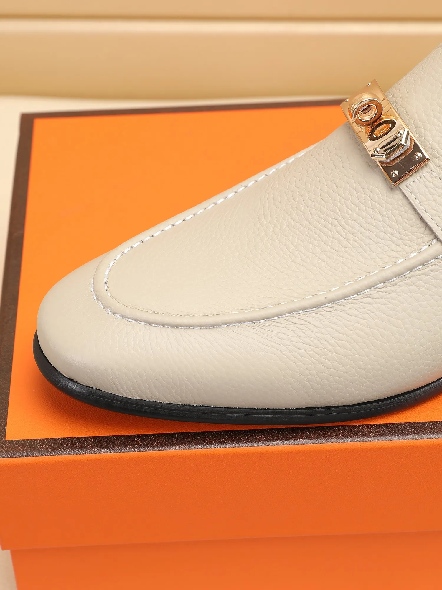 Factory price 440💶[HERMES] (cowhide lining)🍀Italian top luxury🍀He does not pursue novel styles and gorgeous colors, but attracts the favor of successful men with his flawless, elegant and classic style! This very, very comfortable, simple and stable style makes it easy to match any style! The pattern is absolutely 1:1 refined from the original case, and we strive for excellence in materials, imported cowhide + cowhide lining💪💪💪extraordinary texture👍! .Code number: 39 to 44 (38.4546 customized)